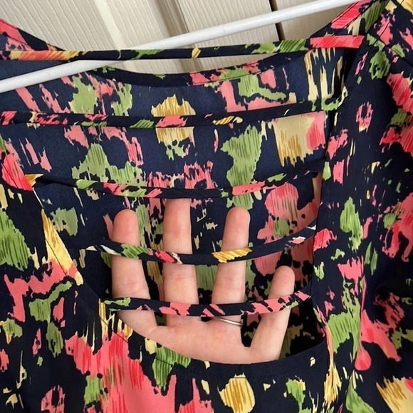 Forever 21 XXI Short Sleeve Cropped Floral Blouse with back cut-out size Small - Picture 6 of 8